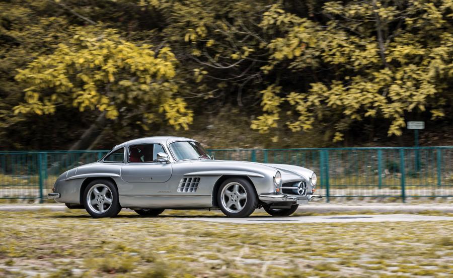  Mercedes-Benz 300 SL AMG 1996 года  (фото 7 из 15)